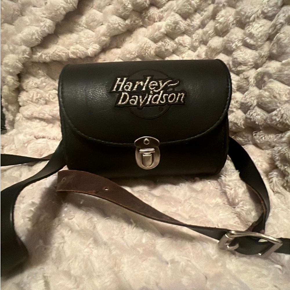 Harley-Davidson Black Leather Cylinder Crossbody Purse‎ with Embroidered Logo